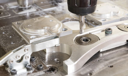 Qual é a diferença entre fresagem CNC e torno CNC?